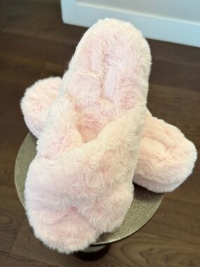 Never worn Victoria's Secret PINK Faux Fur Slippers Women's Large